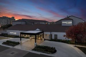 a building with a court yard market sign on it at Courtyard by Marriott Waco in Waco