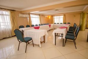 uma sala de conferências com mesas e cadeiras em Grays Oak Hotel em Athi River