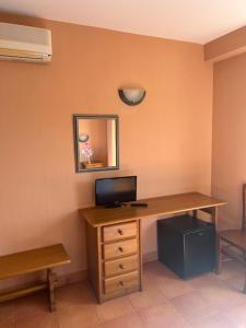 an office with a desk with a computer on it at Hotel Cadalso - Casa Moncho in Cadalso de los Vidrios