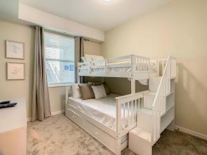 a bedroom with two bunk beds in a room at Gorgeous 2BR lakeview Condo with Waterpark in Kissimmee