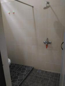 uma casa de banho com chuveiro e WC em K15 Exclusive em Malang