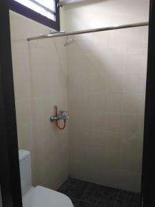 uma casa de banho com um WC e um chuveiro em K15 Exclusive em Malang