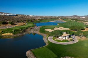 an aerial view of a golf course with a lake at Casa de Lujo con Jacuzzi in Querétaro