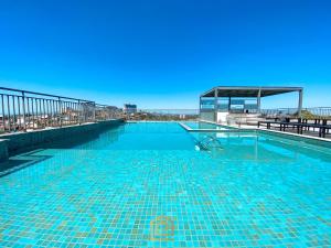 a large swimming pool on top of a building at Studio Comfort apartament Arujá in Arujá