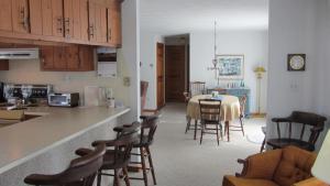 eine Küche und ein Wohnzimmer mit Tisch und Stühlen in der Unterkunft Summer Sand in Dennis
