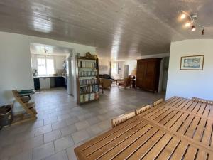 a living room with a wooden bench in a room at La Villa du Clocher in Saint-Clément-des-Baleines