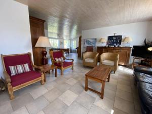a living room with chairs and a couch at La Villa du Clocher in Saint-Clément-des-Baleines +12 photos