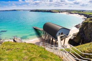 a telescope on a hill next to a beach at 2 Bed in Wadebridge oc-m32567 in Wadebridge