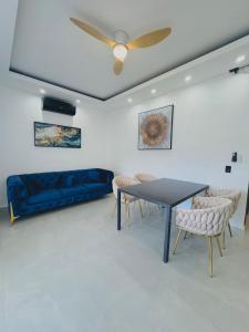 a room with a table and chairs and a couch at TEL AVIV - Apartamentos by Luxury Atitlan in San Pedro La Laguna