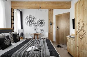 ein Schlafzimmer mit einem Bett mit einem Buch darauf in der Unterkunft Villa 11 Folk & Design in Zakopane