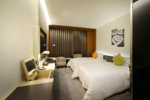 Postel nebo postele na pokoji v ubytování Golden Tulip Glory Fine Hotel