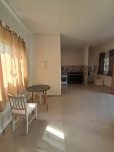 a living room with a table and a table and chairs at Recanto das Violetas in Extrema