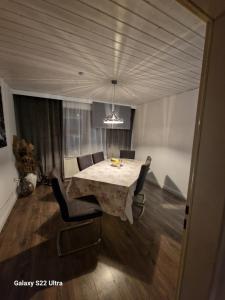 a dining room table and chairs in a room at Zimmer zu vermieten in Rammingen