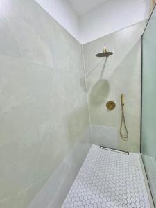 a white bathroom with a shower with a toilet at KOH SAMUI - Apartamentos by Luxury Atitlan in San Pedro La Laguna +32 photos