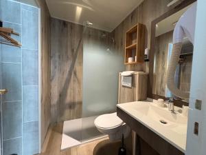 a bathroom with a toilet and a sink and a shower at Logis Hôtel- Restaurant Le Relais Guillaume de Normandy-PARKING GRATUIT--VUE BAIE TERRASSE-CALME-BORNES ELECTRIQUE-LOCAL VELOS SÉCURISÉ in Saint-Valéry-sur-Somme +64 photos
