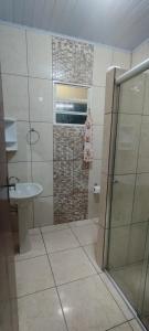 a bathroom with a shower and a sink at Excelente rancho para descansar e pescar em carlopolis in Carlópolis +39 photos