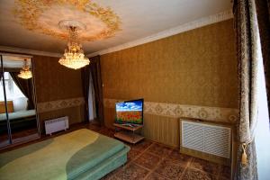 ヘルソンにあるOne bedroom Apartment on Svobody Squareのベッドルーム(ベッド1台、薄型テレビ付)