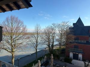 a view of the river from the balcony of a building at Logis Hôtel- Restaurant Le Relais Guillaume de Normandy-PARKING GRATUIT--VUE BAIE TERRASSE-CALME-BORNES ELECTRIQUE-LOCAL VELOS SÉCURISÉ in Saint-Valéry-sur-Somme