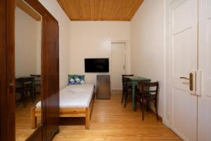 ein Raum mit einem Tisch und ein Raum mit einem Esszimmer in der Unterkunft Hotel Patrai in Lefkada Town