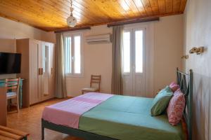 ein Schlafzimmer mit einem Bett und einer Holzdecke in der Unterkunft Hotel Patrai in Lefkada Town