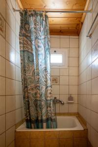 eine Badewanne mit Duschvorhang im Badezimmer in der Unterkunft Hotel Patrai in Lefkada Town + 87 Fotos