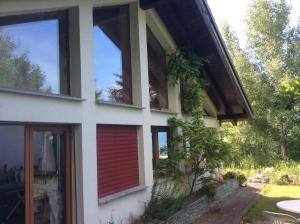 ein Haus mit einer roten Tür an der Seite in der Unterkunft Chez Philippe in Savièse