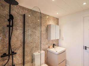 a bathroom with a shower and a toilet and a sink at Lakeside Lodge in Preston +23 photos