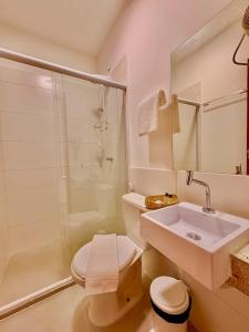 ein Badezimmer mit Toilette, Waschbecken und Dusche in der Unterkunft Mart's Hotel in Salvador + 19 Fotos
