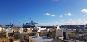 ein Blick auf die Dächer von Gebäuden in einer Stadt in der Unterkunft Violetta I 2 min Walk from the Beach in Birżebbuġa