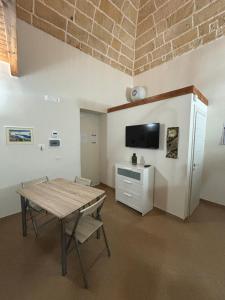 a dining room with a table and a tv at Casa Vacanze Zia Concetta in Nardò