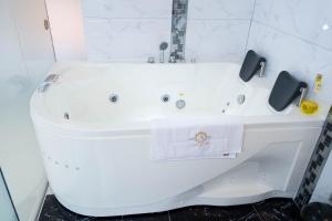 a white bath tub with a white towel on it at Solay Inn in Ayacucho +19 photos