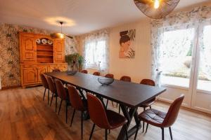 a dining room with a table and chairs at Gîte les Lilas Blancs 15mn Gérardmer in Champdray