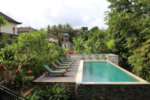 สระว่ายน้ำที่อยู่ใกล้ ๆ หรือใน Uma Capung Mas Cottage