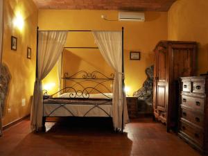 a bedroom with a bed with a canopy at Apartment Wohnung Leccio by Interhome in Castagneto Carducci