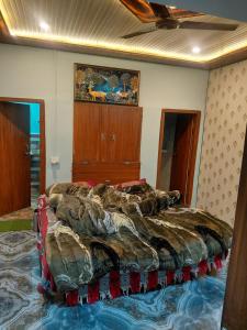 a bedroom with a large bed in the middle at The Heaven Town in Hawālbāgh