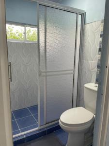 ein Badezimmer mit Toilette und Glasdusche in der Unterkunft Zéfiro Hostal in San Bernardo del Viento + 31 Fotos