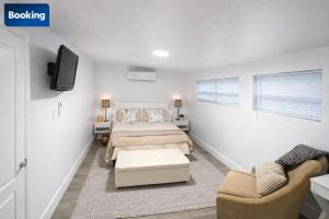 a bedroom with a bed and a tv and a couch at Modern Hard Rock Apartment in Miramar
