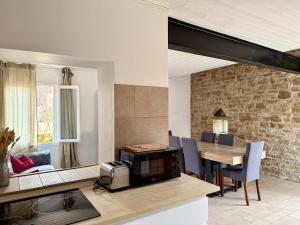 a kitchen and dining room with a table and chairs at Gîte 2 suites proche du lac de Chalain in Montigny-sur-lʼAin