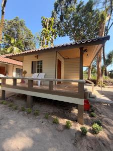 a small house with a bench in front of it at Relaxbar&bungalow in Ko Phayam