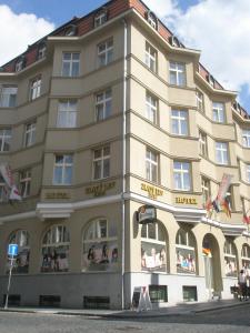 un gran edificio con gente en las ventanas en Zlatý Lev Žatec, en Žatec