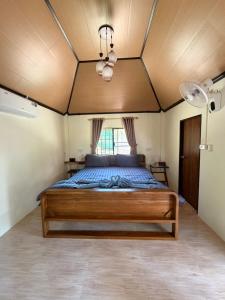 a bedroom with a large bed in a room at Relaxbar&bungalow in Ko Phayam +20 photos