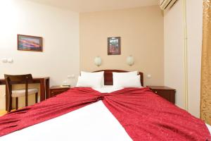 A bed or beds in a room at Hotel Dragović Smederevo