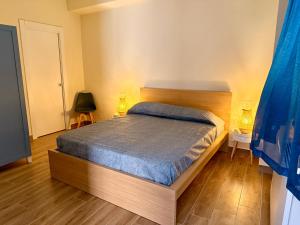 a bedroom with a bed and two lamps in it at Al vico1 in Campo Calabro