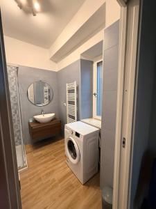 a bathroom with a washing machine and a sink at Al vico1 in Campo Calabro