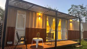 a screened in porch of a house with a table and chairs at Casa container Hermosa zona in Paraná +11 photos
