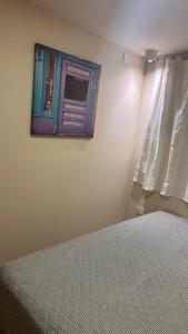 a bedroom with a bed and a window at Casa container Hermosa zona in Paraná