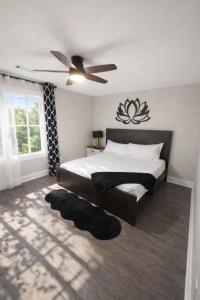 a bedroom with a bed and a ceiling fan at Charming Gainesville Townhome 2 in Gainesville +13 photos