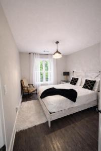 a bedroom with a large bed and a chair at Charming Gainesville Townhome 3 in Gainesville +15 photos