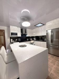 a kitchen with a white counter top in a room at Rohrmoser Eucalipto Luxe Residence in San José