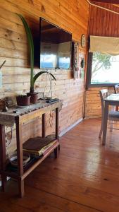 a room with a table with a potted plant on it at Atardecer Inolvidable in Tomé